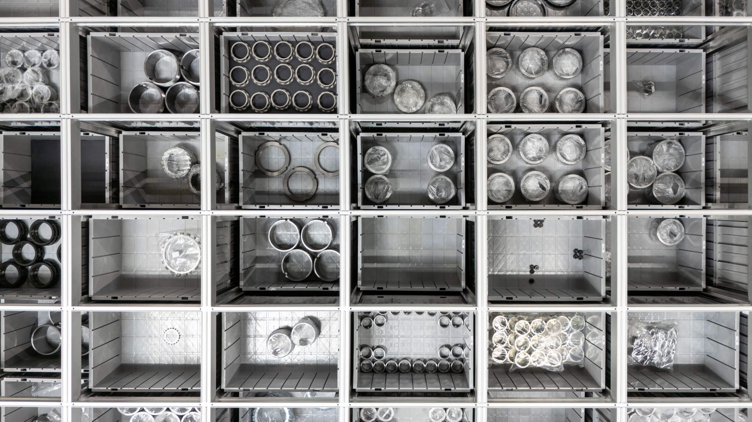 Draufsicht in ein vollautomatisches Lagersystem