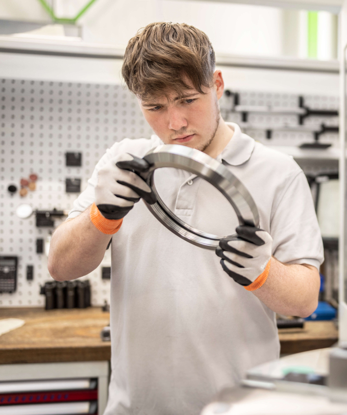 Mitarbeiter von HSP Components hät Zeichnungsteil in den Händen.