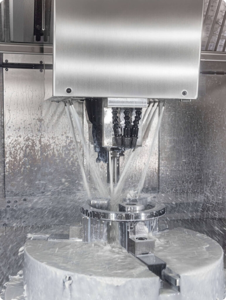 fünfachsige Fräsbearbeitung komplexer Bauteile.