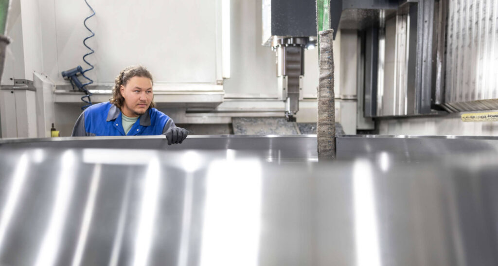 Unsere Großteilefertigung erfolgt nach höchsten Standards und mit zertifizierten Prozessen.