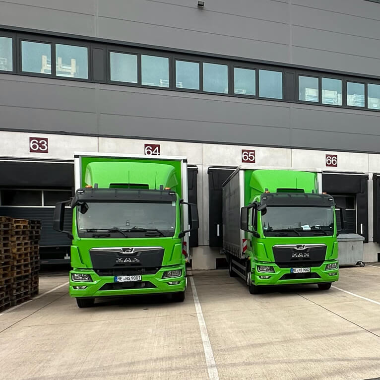 HSP LKW vor dem eigenen Logistik-Center für schnelle Verfügbarkeit und zuverlässige Lieferketten.