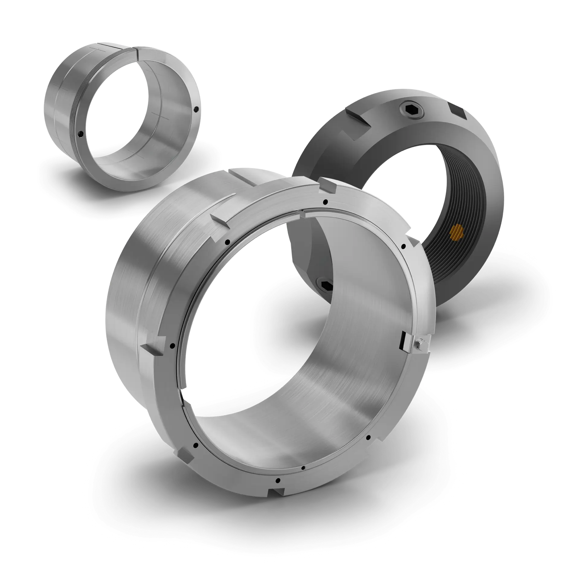 Baugruppe mit Spannhülse mit innen- und außenliegenden Ölkanälen (H/HB), Wellenmutter (HM) und Sicherungsbügel (MS) im Vordergrund, dahinter eine Präzisions-Wellenmutter mit drei radialen Sicherungsstiften und eine Abziehhülse mit Ölkanälen – hochwertige Präzisionsbauteile und Sonderanfertigungen von HSP Components