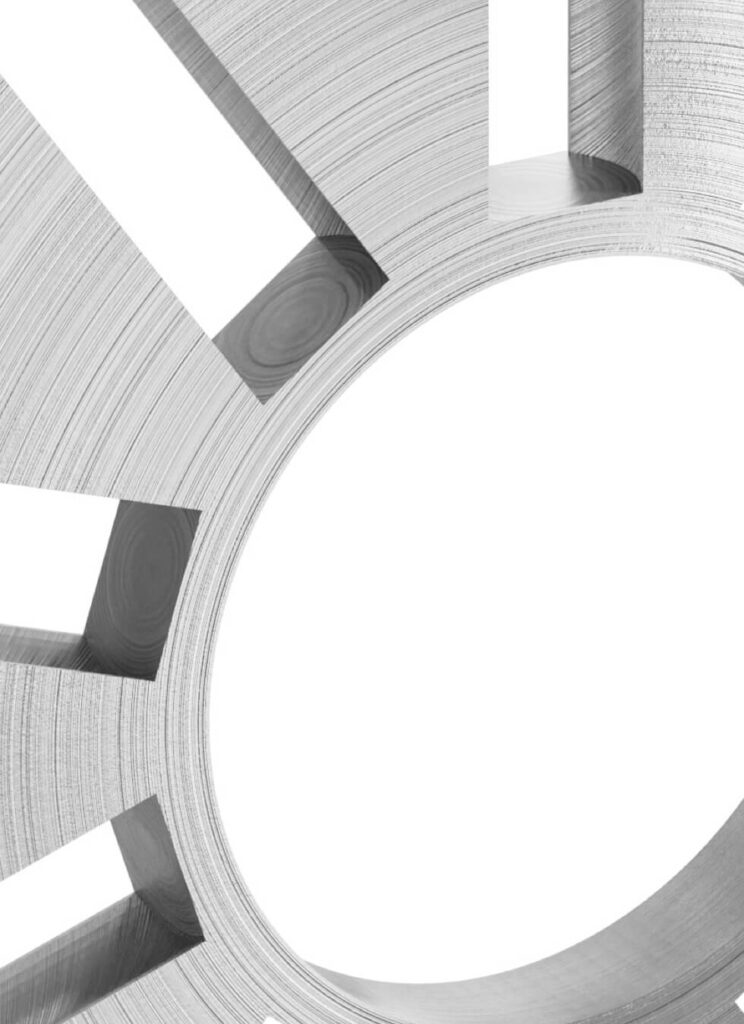 Detailaufnahme von runder Aluminiumscheibe mit langen Einfräsungen und kreisförmigem Ausschnitt in der Mitte