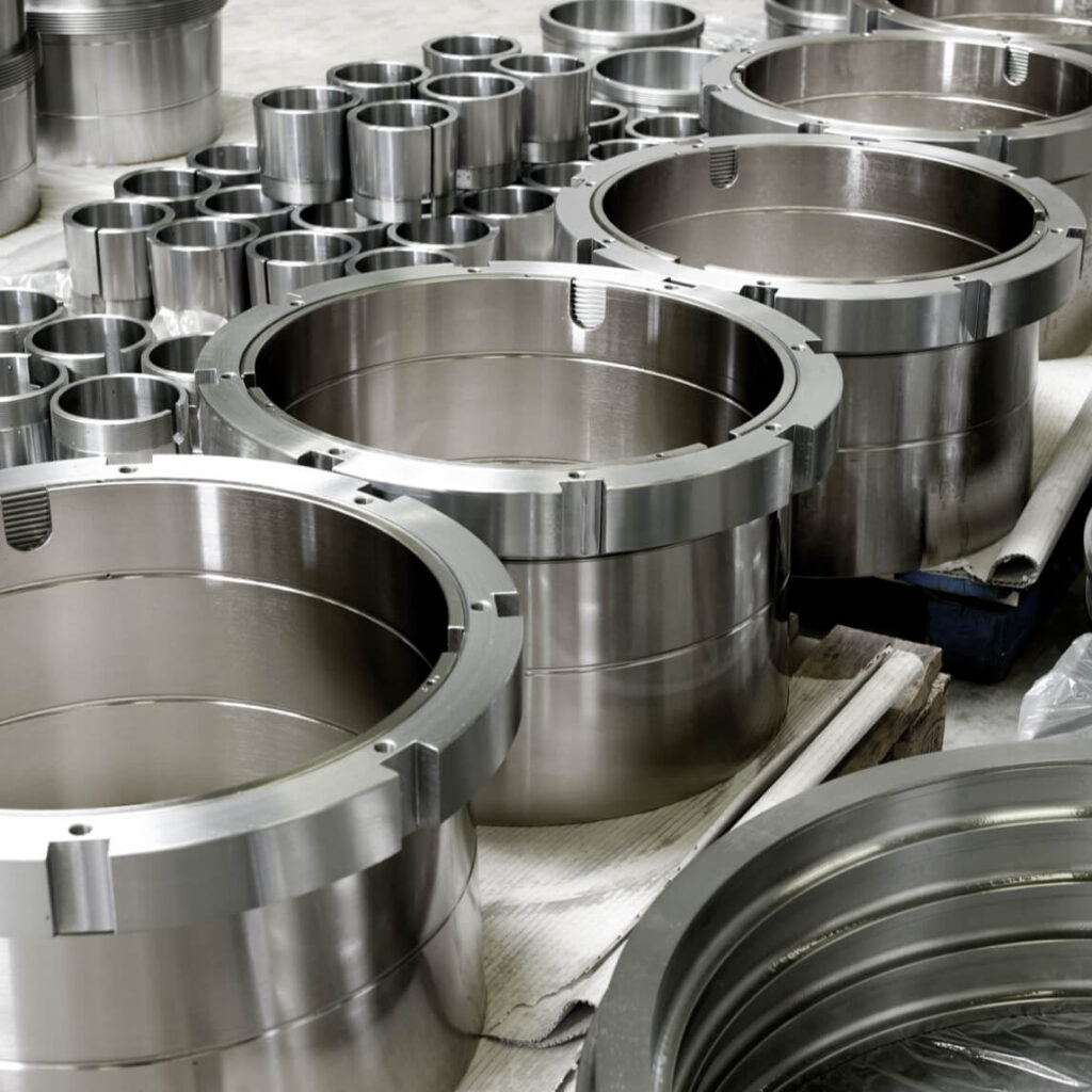 Sortiment von Muttern und Hülsen in verschiedenen Größen, mit und ohne Ölkanälen