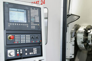 Nahaufnahme des Displays einer Drehmaschine mit CNC Steuerung.