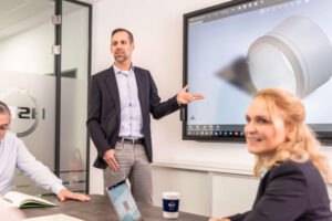 Schulung von Kunden durch HSP-Mitarbeiter zu Produkten und Technologien.