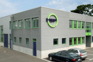 Außenansicht des Hauptsitzes der HSP Schwahlen GmbH in Langenfeld