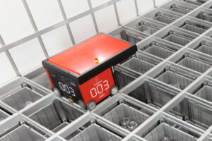 Roboter im HPS Teilelager kommissionieren Teile.