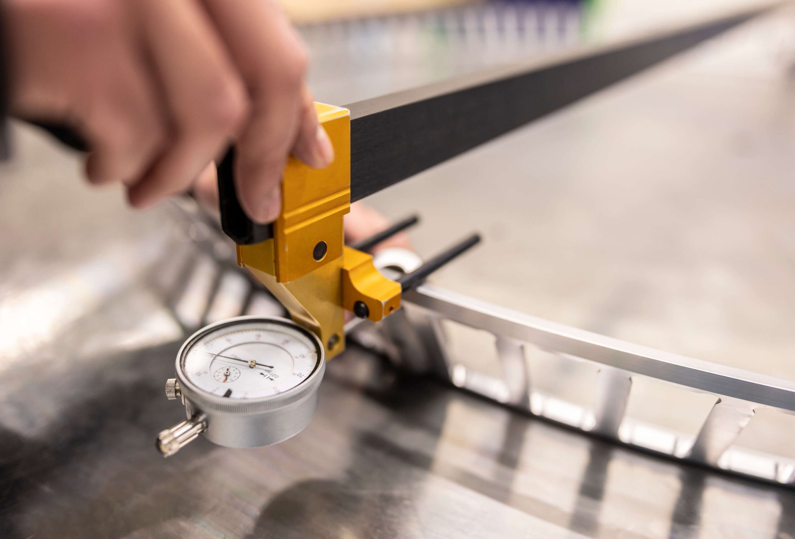 Ein Mitarbeiter aus der Qualitätssicherung vermisst einen Wälzlagerkäfig, um den Rollenteilkreis zu garantieren.