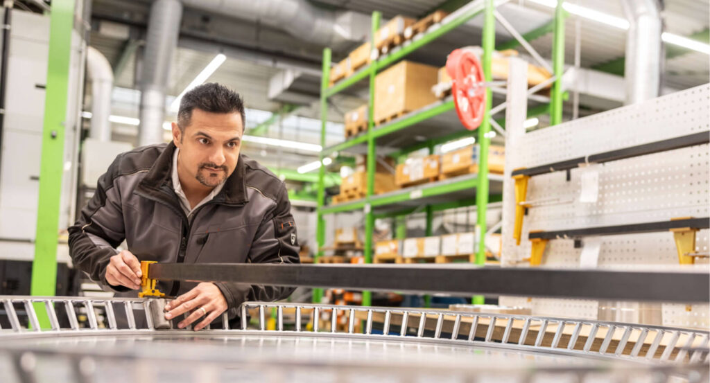 Ein Mitarbeiter unserer Qualitätssicherung vermisst einen Wälzlagerkäfig, um den Rollenteilkreis zu garantieren.