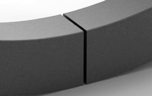 Detailaufnahme eines hälftig geteiltem Spannrings aus Stahl zur präzisen Montage geteilter Wälzlager