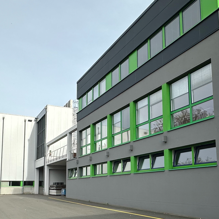 Außenansicht des Verwaltungsgebäudes der HSP Schwahlen GmbH in Langenfeld.