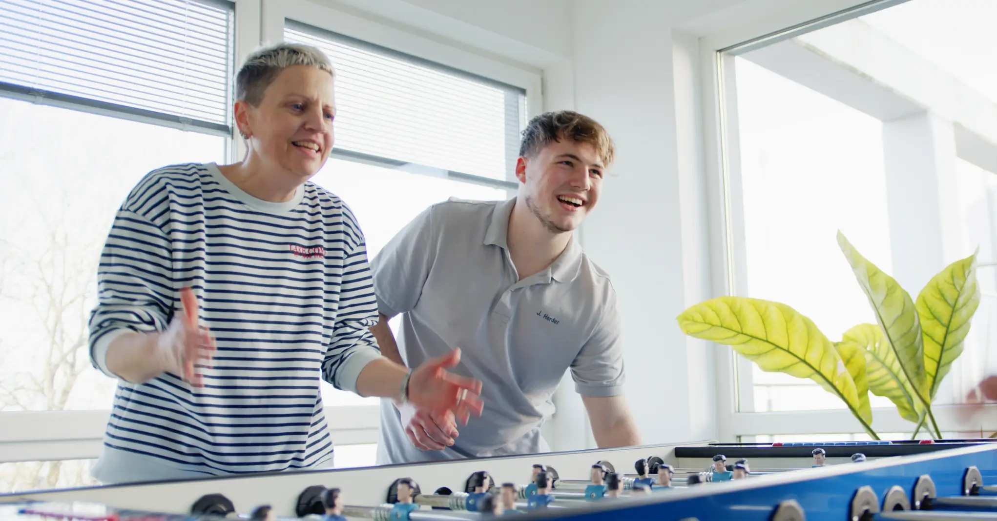 HSP Mitarbeiter in der unternehmenseigenen Kantine beim gemeinsamen Kickern.